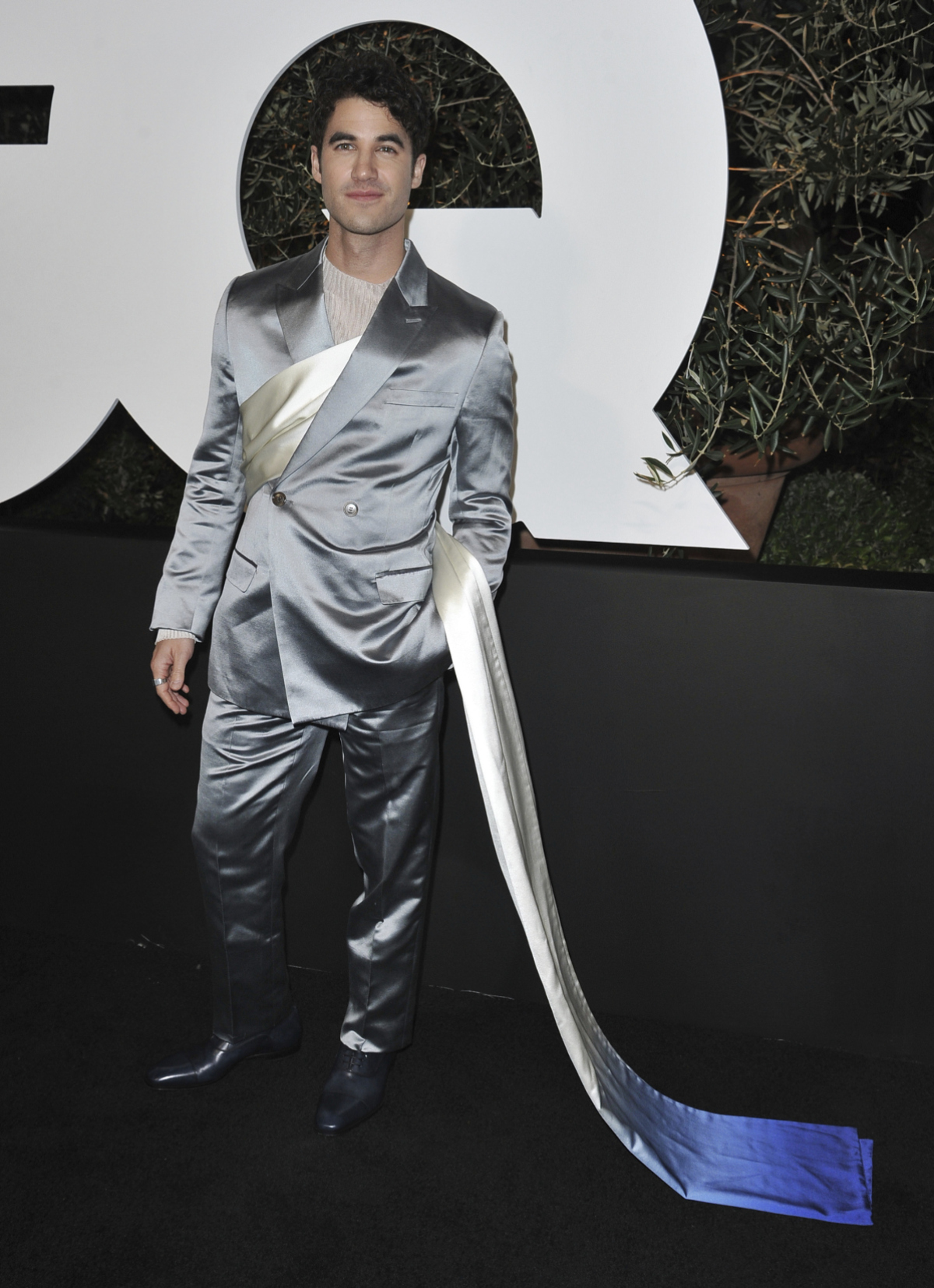 Herec Darren Criss v kreácii Christian Dior. 