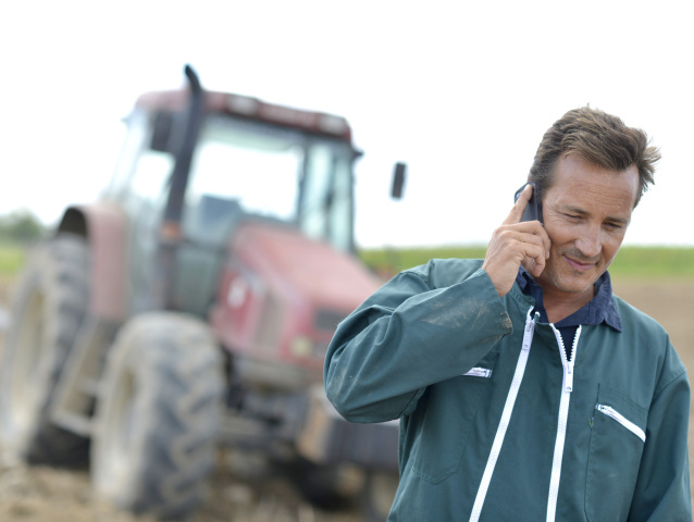 muž, traktor, telefonovanie