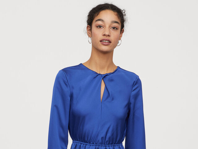 Dámske voľnejšie šaty po kolená H&M. Predávajú sa za 29,99 eura. 