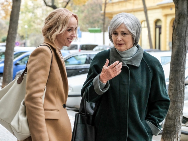 Hlavné úlohy stvárnili vo filme Petra Hřebíčková (vľavo) a Eliška Balzerová. 