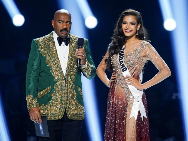 Moderátor Steve Harvey po boku krásky Paweensuda Drouin z Thajska. Počas súťaže Miss Universe 2019. 