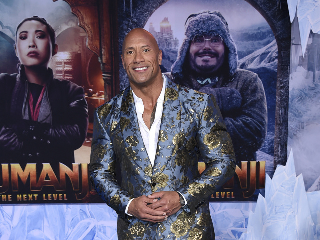 Herec Dwayne Johnson prišiel na premiéru filmu v obleku Dolce & Gabbana. 