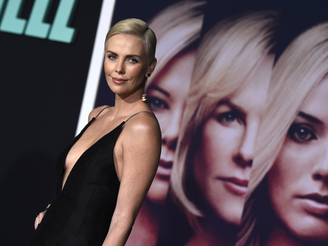 Herečka Charlize Theron bola na premiére neprehliadnuteľná. 