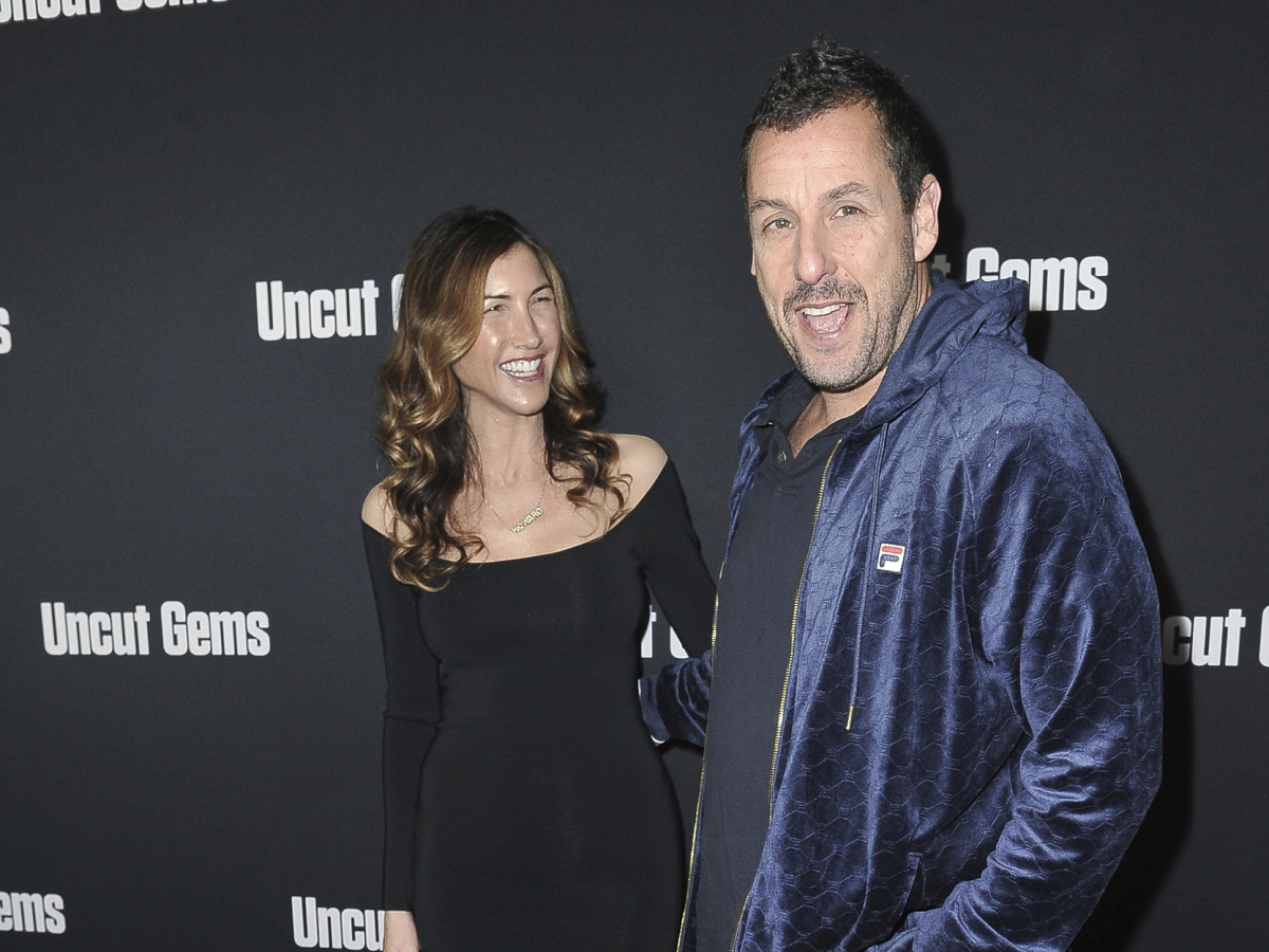Manželia Jackie Sandler a Adam Sandler na premiére filmu Uncut Gems.