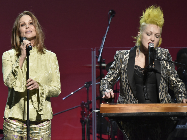 Belinda Carlisle (vľavo) a Cyndi Lauper