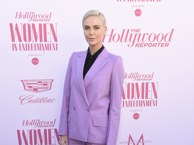 Herečka Charlize Theron prišla na akciu v kostýme z dielne Givenchy. 
