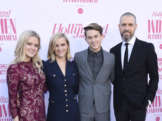 Herečka Reese Witherspoon (druhá zľava) vzala na akciu celú svoju rodinu - zľava: dcéra Ava Phillippe, syn Deacon Phillippe a manžel Jim Toth.