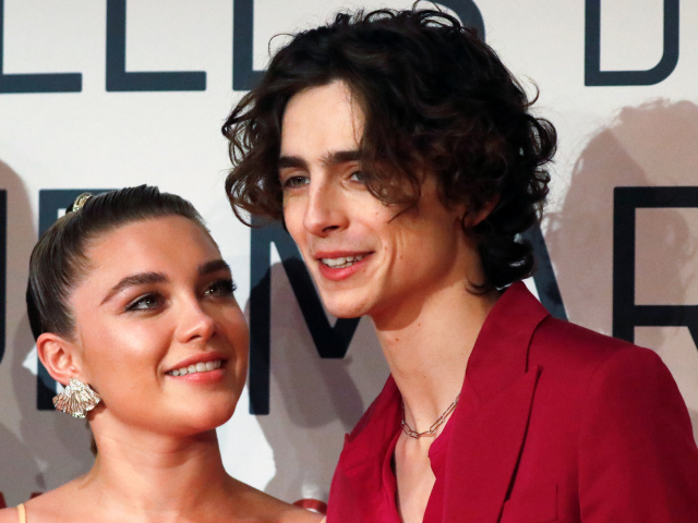 Herečka Florence Pugh (vľavo) a jej kolega Timothee Chalamet predstavili film Malé ženy v Paríži. 