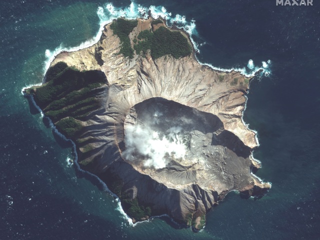 New Zealand Volcsano Erupts