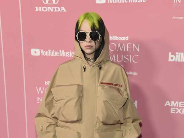 Speváčka Billie Eilish prišla na večer Women in Music oblečená od hlavy po päty v značke Prada. 