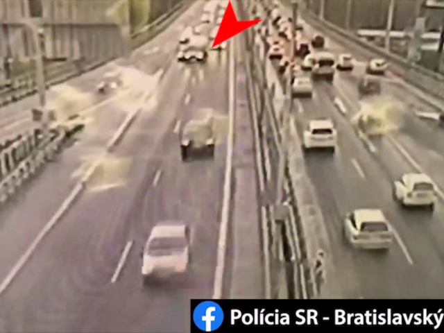 Vodič sanitky spôsobil nehodu a ušiel