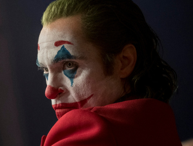 Herec Joaquin Phoenix ako Joker vo filme Joker (vľavo) a v civile. 