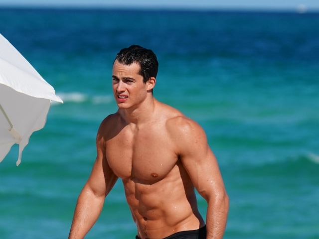 Model a niekdajší učiteľ z univerzity v Londýne Pietro Boselli predviedol svoje dokonalé telo na pláži v Miami. 