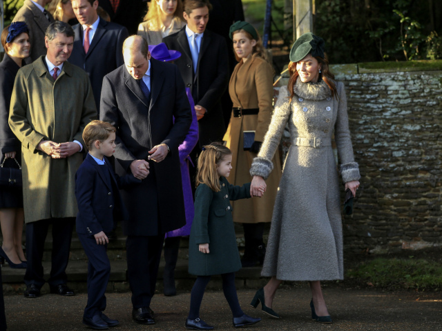 Princ William, jeho manželka Catherine,vojvodkyňa z Cambridge a ich deti - princ George a princezná Charlotte odchádzajú z kostola Svaätej Márie Magdalény v Sandringhame.
