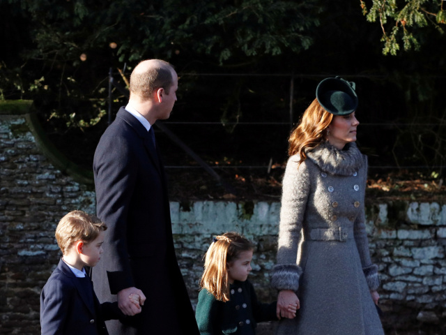 Princ William, jeho manželka Catherine, vojvodkyňa z Cambridge, ich deti - princ George a princezná Charlotte. Ukážková rodinka. 