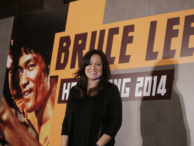 Film-Bruce Lee Shannon Lee, dcéra herca Bruca Leeho na archívnom zábere. 