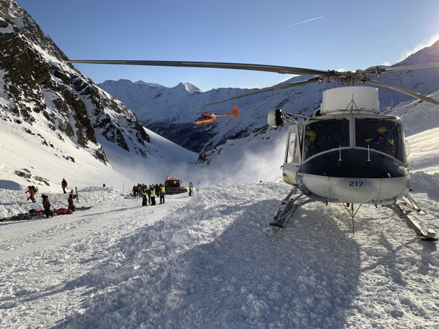 taliansko alpy lavína helikoptéra záchrana