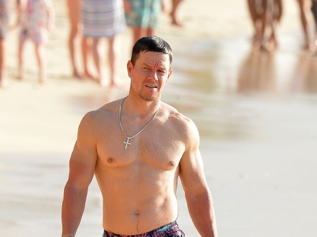 Herec Mark Wahlberg na fotografii z pláže na ostrove Barbados. 