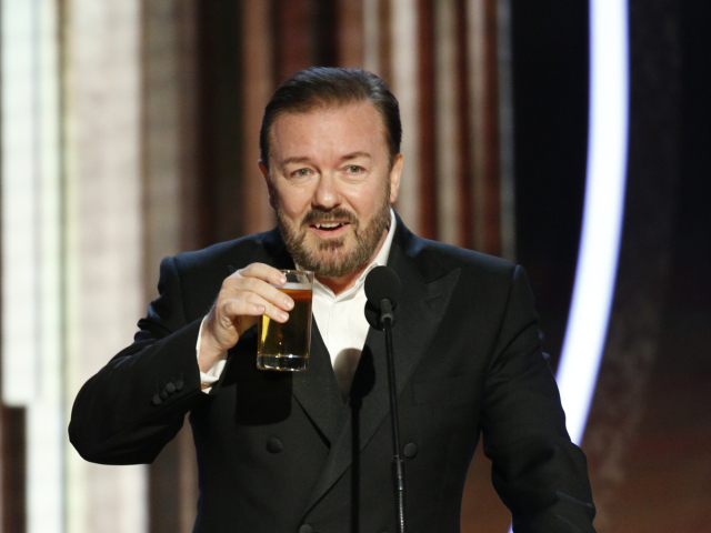 Moderátor Ricky Gervais počas vyhlásenia cien 77. ročníka Zlatých glóbusov.