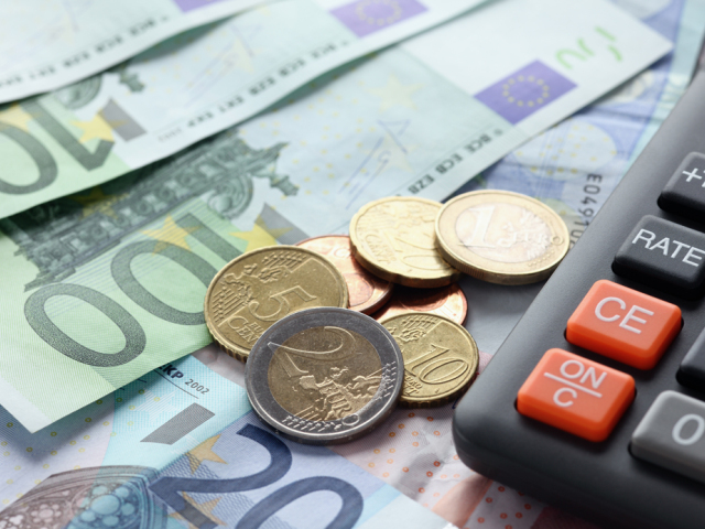 peniaze, euro, bankovky, mince, kalkulačka