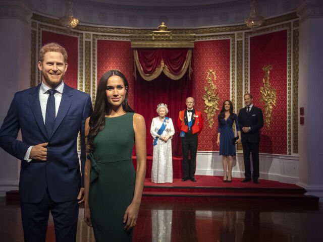 Princ Harry a jeho manželka Meghan v podobe voskových figurín v priestoroch londýnskeho múzea Madame Tussauds.