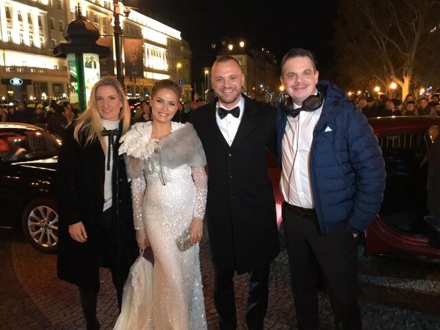 Manželia Ivana a Marián Gáboríkovci (v strede) s moderátormi Adelou Vincezovou (vľavo) a Danom Danglom. 