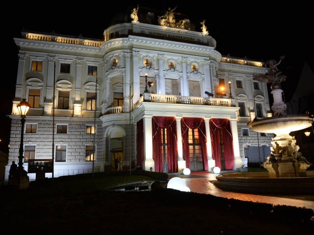 Opera budovy SND počas 20. ročníka akcie Ples v opere. 