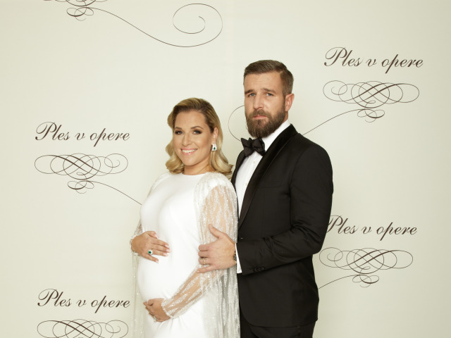 Bývalá tenistka Dominika Cibulková v šatách od Lukáša Kimličku a jej manžel Michal Navara. 