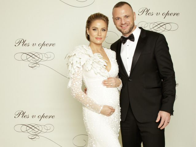 Hokejista Marián Gáborík a jeho manželka Ivana Gáborík Surovcová v kreácii Pronovias. 