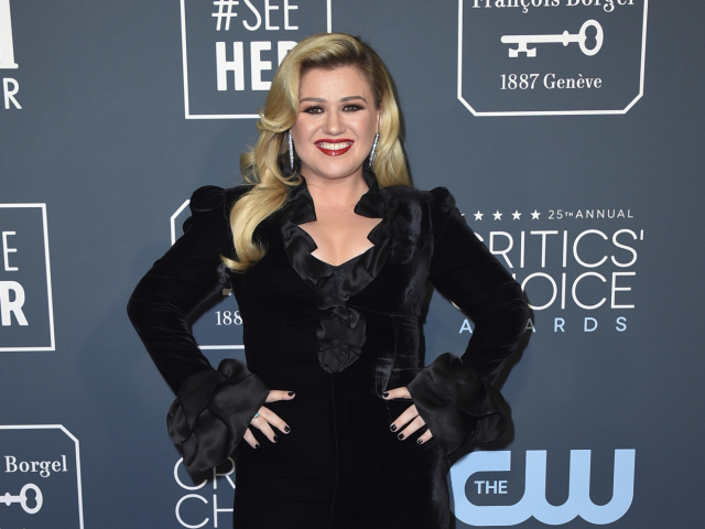 Speváčka a moderátorka Kelly Clarkson prišla v šatách Alessandra Rich. 