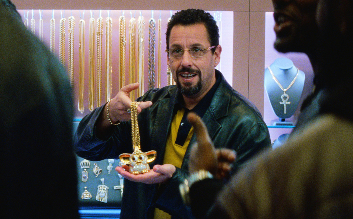 Herec Adam Sandler na zábere z filmu Uncut Gems..