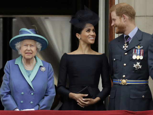 kráľovná alžbeta harry meghan