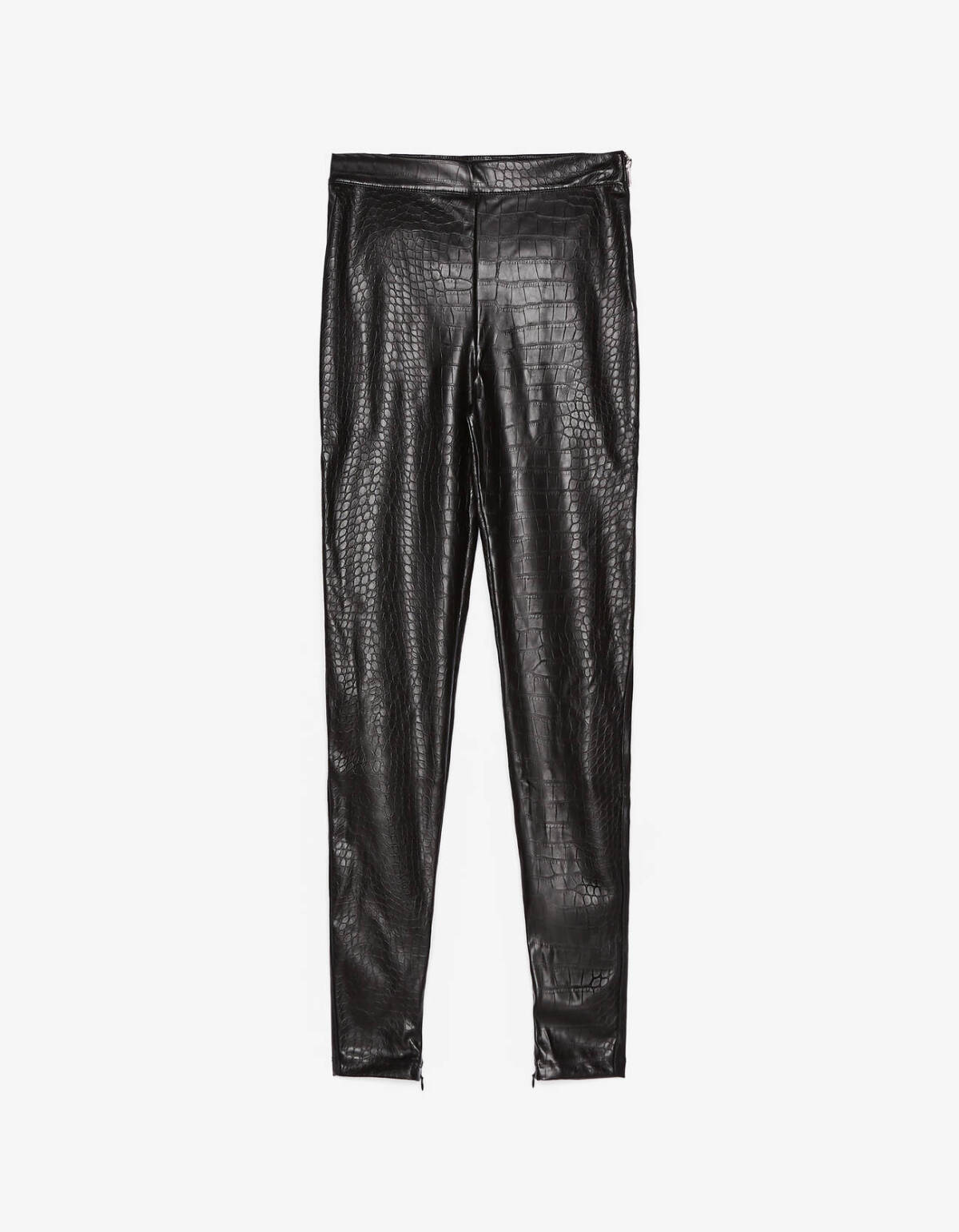 Legínsy s potlačou krokodílej kože. Predáva Bershka za 12,99 eura. 