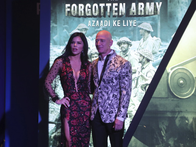 Šéf Amazonu a najbohatší muž sveta Jeff Bezos so svojou partnerkou Lauren Sanchezovou sa zúčastnili osobne na akcii Amazon Prime Video v Bombaji v Indii. 