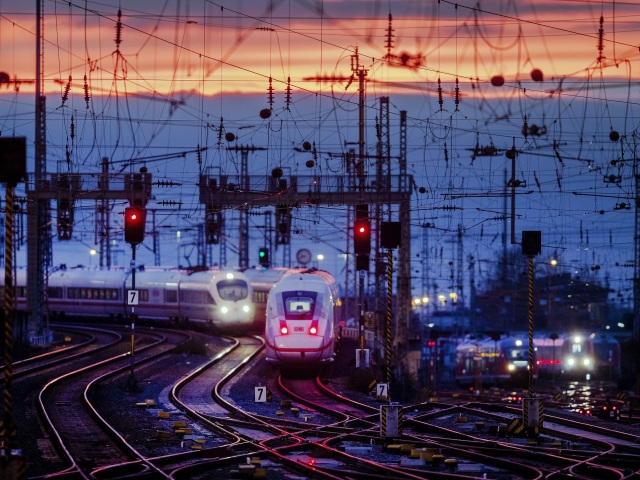 Frankfurt / Nemecko / vlak / železnice / železnica / koľaj / stanica /