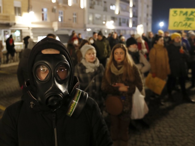 srbsko smog protest znečistenie ovzdušia belehrad maska