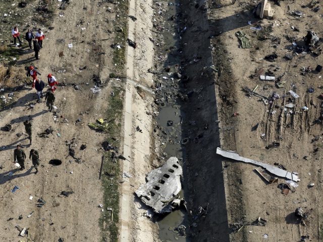 Irán Ukrajina lietadlo fragmenty Ukrajinci preskúmanie trosky boeing