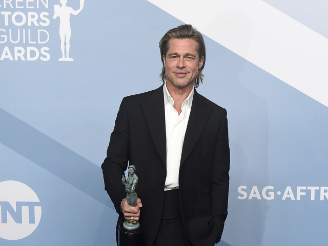 Herec Brad Pitt s cenou za výkon vo filme Vtedy v Hollywoode.