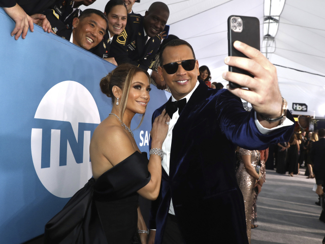 Herečka a speváčka Jennifer Lopez a jej partner Alex Rodriguez si urobili selfie s pozvanými príslušníkmi armády. 
