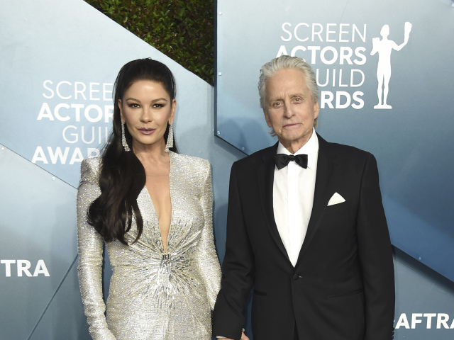 Herečka Catherine Zeta Jones v šatách Julien X Gabriela. 