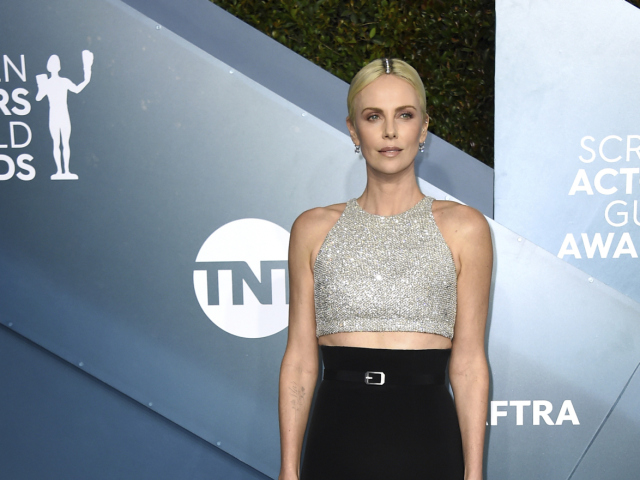 Herečka Charlize Theron prišla v kreácii Givenchy Haute Couture. 