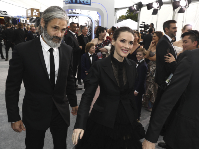 Herečka Winona Ryder a jej partner Scott Mackinlay Hahn.