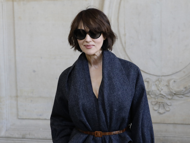 Herečka Monica Bellucci pred prehliadkou Dior Haute Couture v Paríži. 