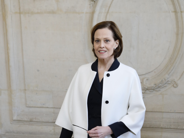 Herečka Sigourney Weaver sa objavila na prezentácii kolekcie Dior Haute Couture v Paríži. 