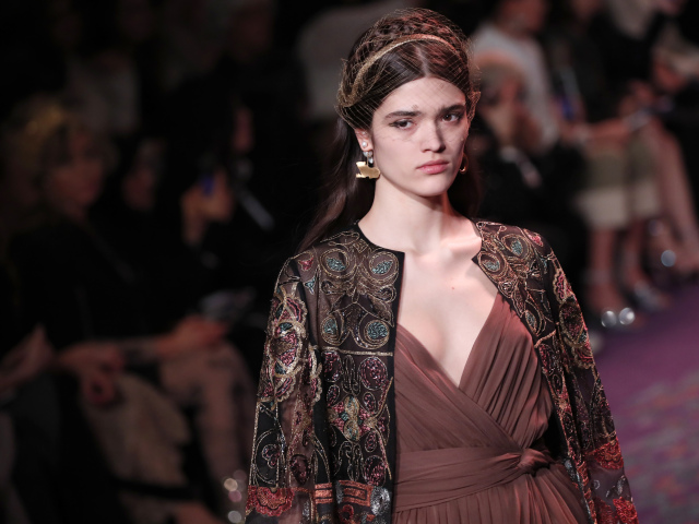 Modelka na prehliadke ateliéru Christian Dior Haute Couture v Paríži predvádza kreáciu z kolekcie Jar/Leto 2020.