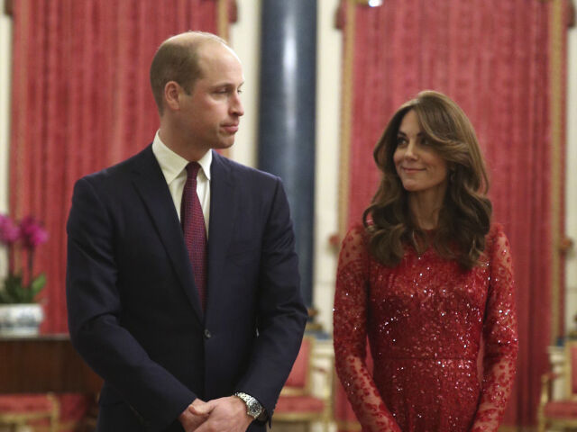 Princ William a jeho manželka Kate, vojvodkyňa z Cambridge na akcii v Buckinghamskom paláci. 