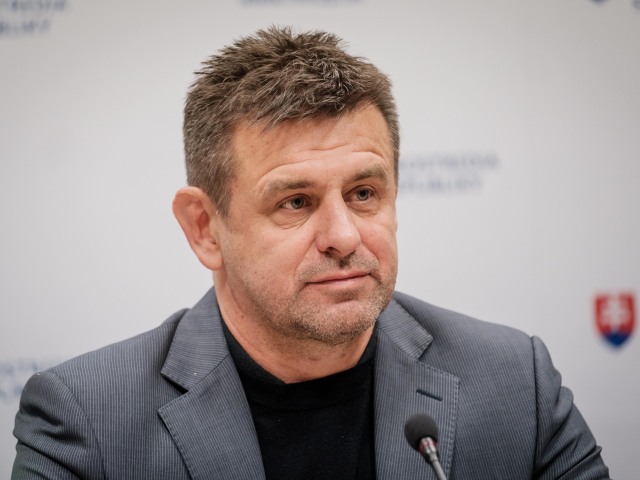 László Sólymos, demisia