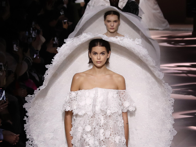 Modelka Kaia Gerber predvádza šaty z kolekcie Givenchy Haute Couture - kolekcia Jar/Leto 2020.