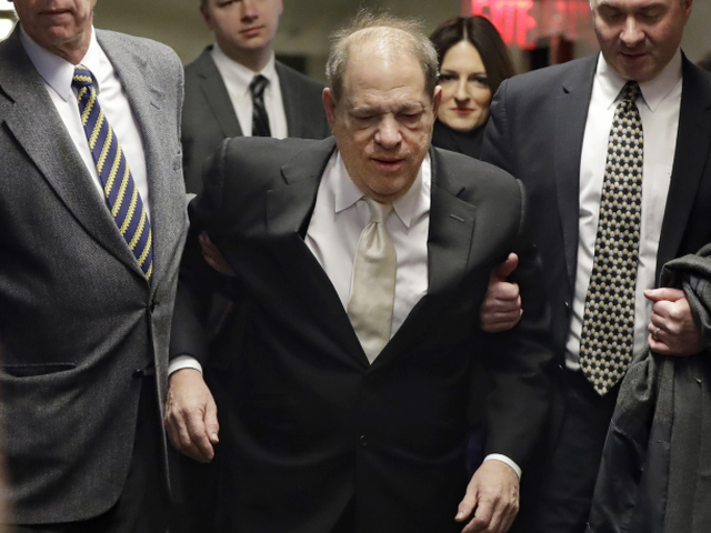 Producent Harvey Weinstein (v strede) prichádza na súdny proces v New Yorku vo štvrtok 23. januára 2020.