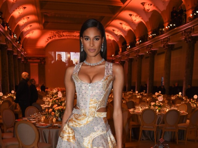 Topmodelka Cindy Bruna na charitatívnej večeri v Paríži. 